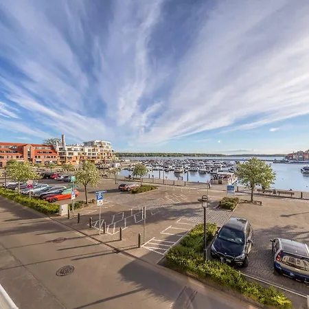 Hafenglück- Ideal Für Familien Mit Balkon Und Yachthafenblick Waren (Müritz)